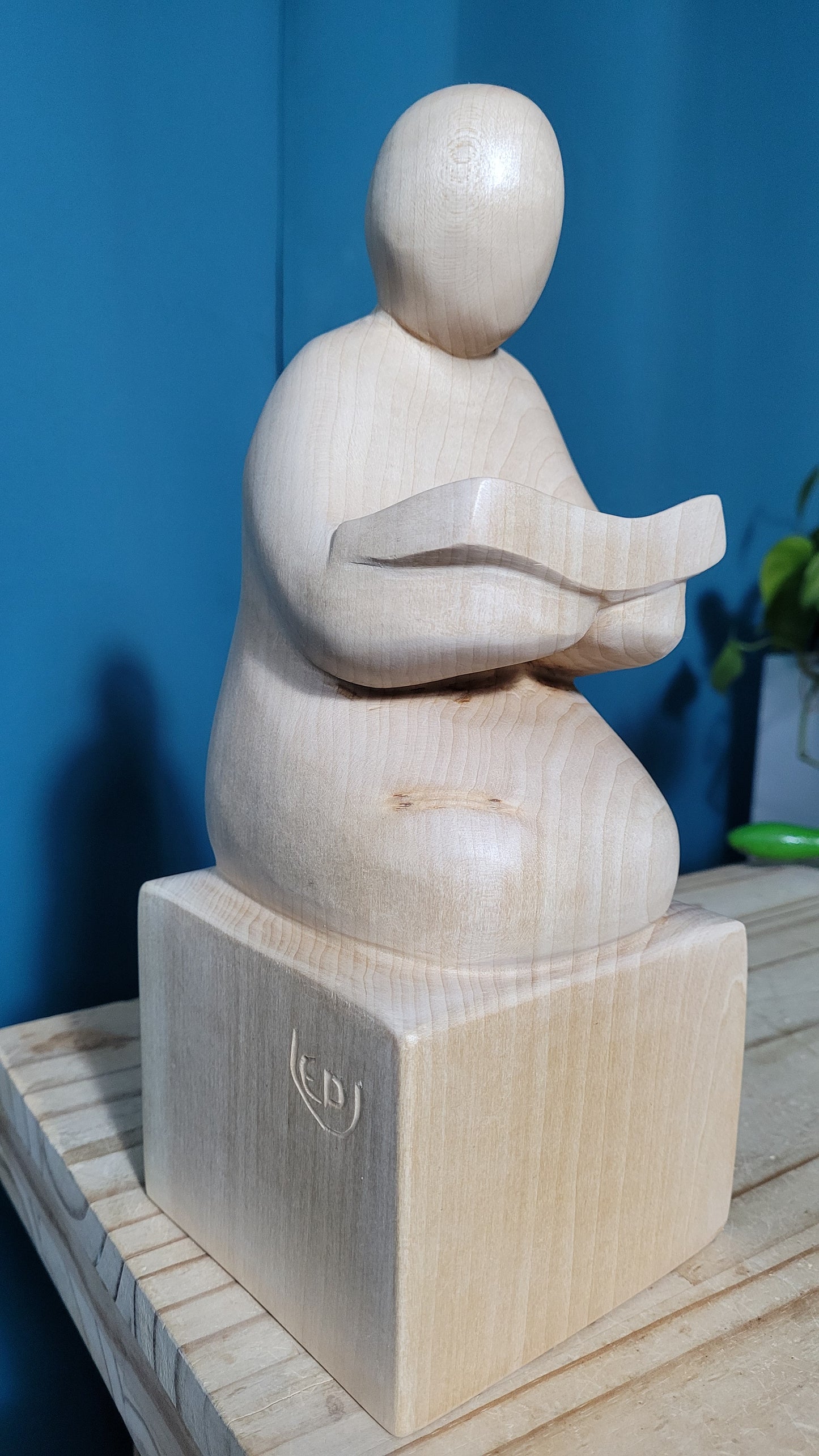Le livre, sculpture contemporaine en bois de tilleul, Eveline David-Valette