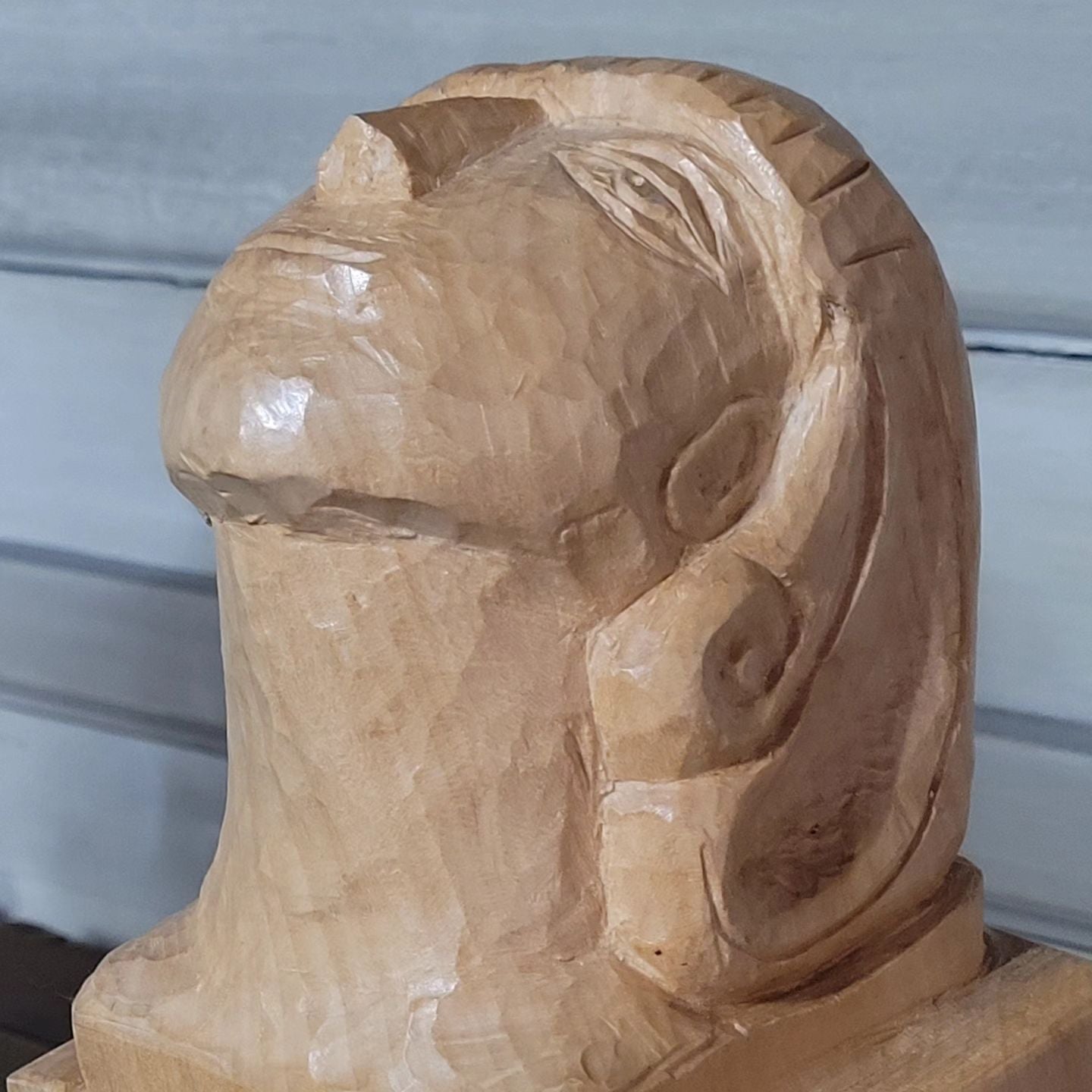 Tête de femme vers le ciel, sculpture contemporaine en bois de tilleul, Eveline David-Valette
