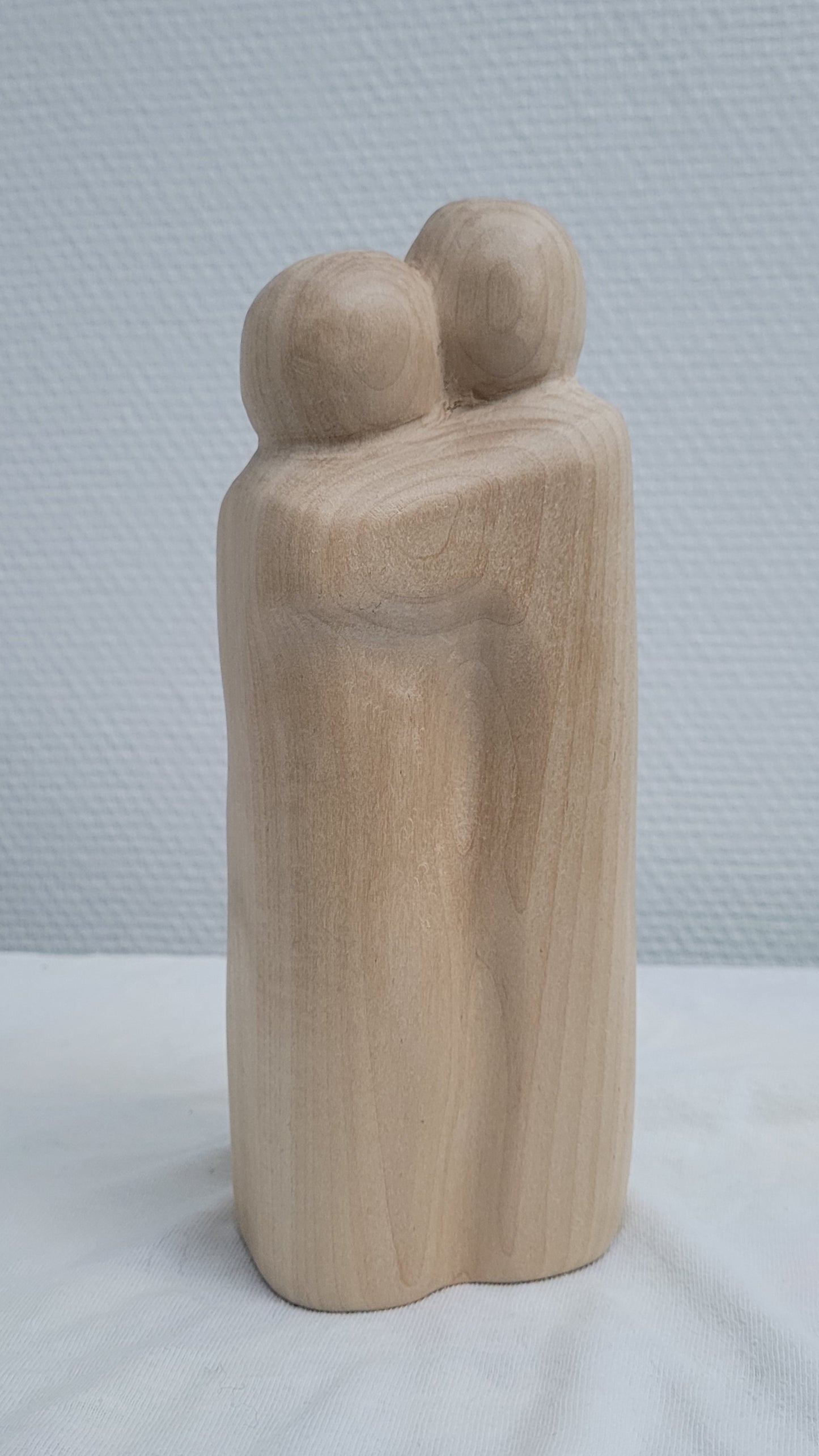Les Amoureux, sculpture contemporaine en bois de tilleul, Eveline David-Valette