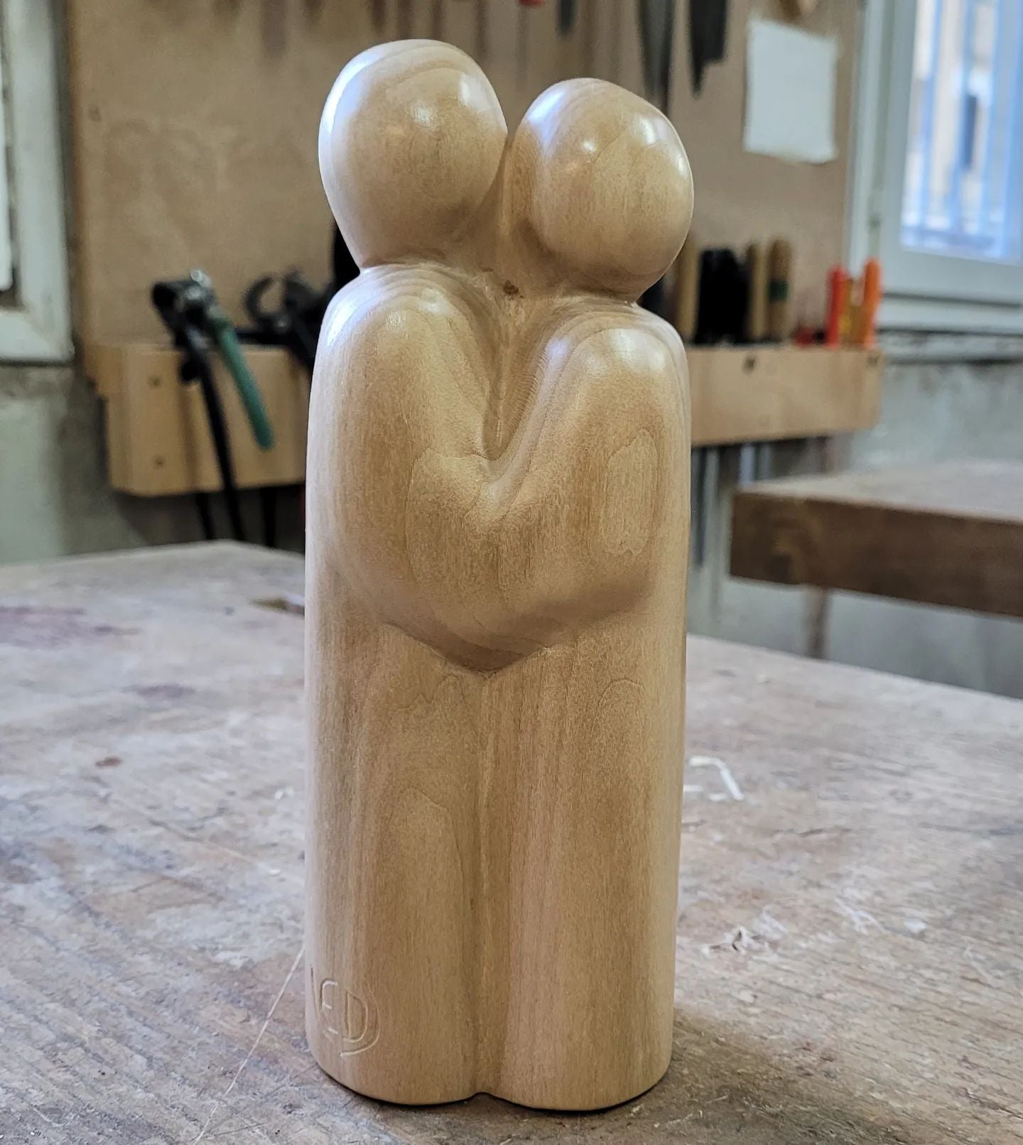 Les Amoureux, couple, sculpture contemporaine en bois de tilleul, Eveline David-Valette
